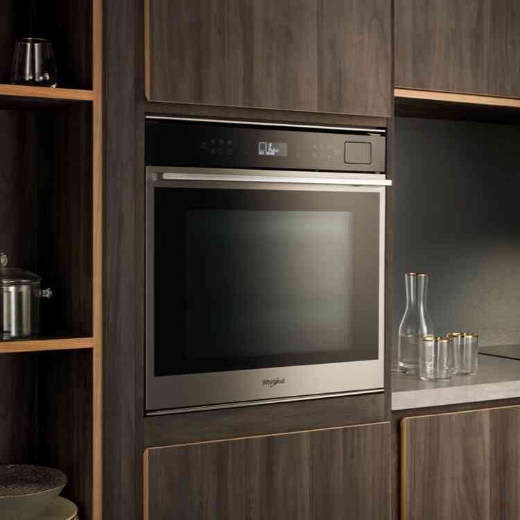 A képen egy W Collection beépíthető gőzsütőt láthatunk egy modern konyhában