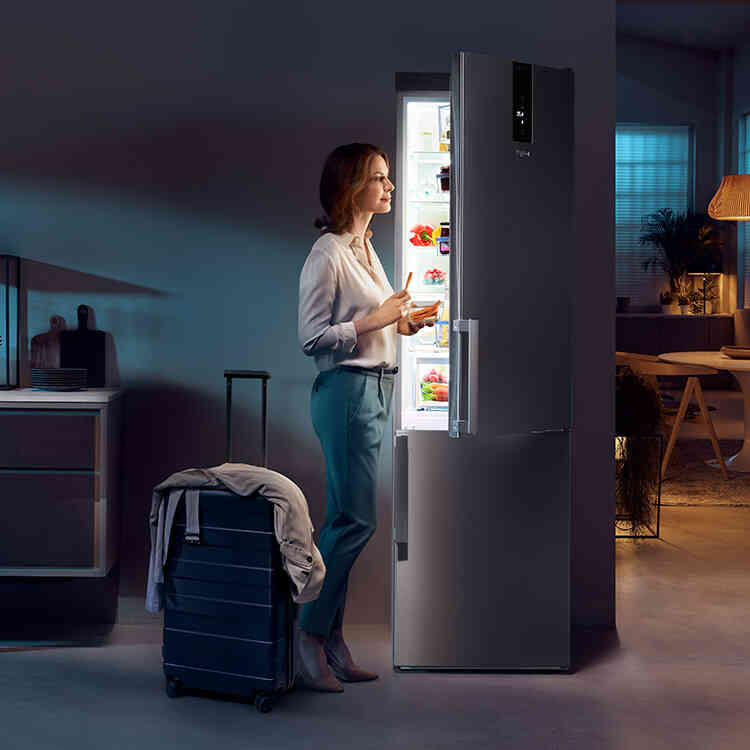 Mulher abrindo frigorifico