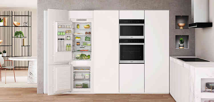 Fotografia de um mini frigorífico na cozinha