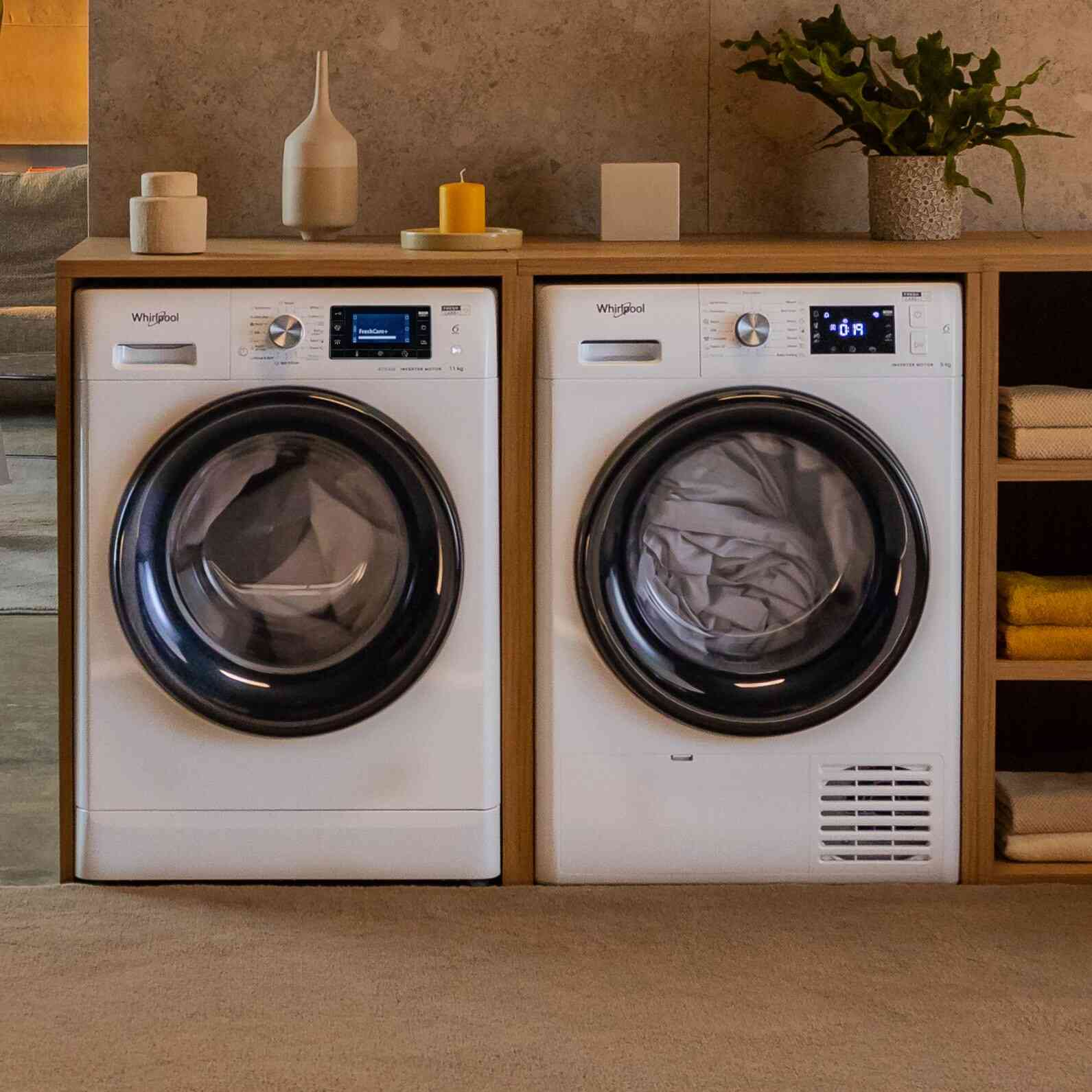 Mașină de spălat rufe și uscător din gama Whirlpool FreshCare+
