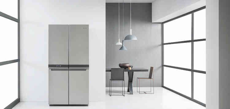 Cucina con galleria di elettrodomestici forno, microonde, forno a vapore e macchina del caffè