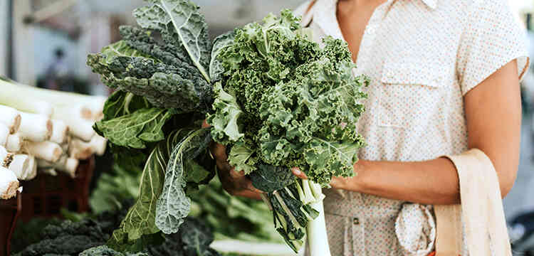 Femeie ce cumpără alimente bio pentru o alimentație sănătoasă