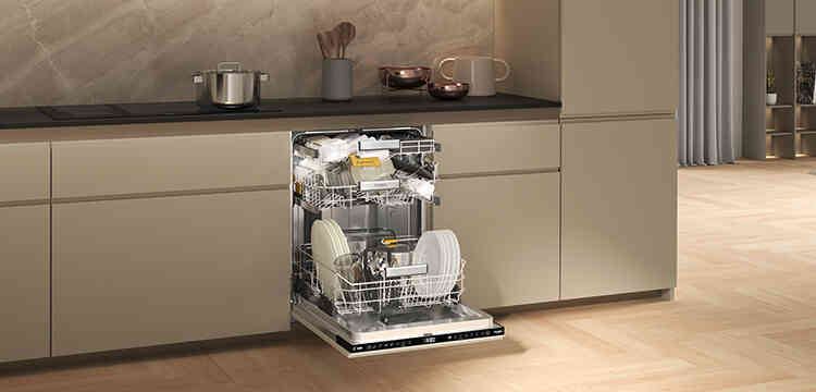 Lave-vaisselle Whirlpool MaxiSpace rempli de vaisselle